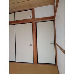 表が襖紙、裏が木目の引戸を新規取付け！の画像2