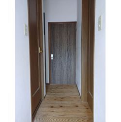 表が襖紙、裏が木目の引戸を新規取付け！の画像1