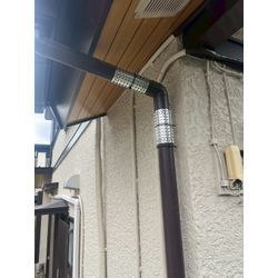 追い出したアライグマが屋根に上がってこないように昇降予防板の取付けを行いました。の画像2