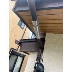 追い出したアライグマが屋根に上がってこないように昇降予防板の取付けを行いました。の画像3