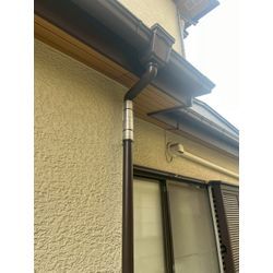 追い出したアライグマが屋根に上がってこないように昇降予防板の取付けを行いました。の画像1