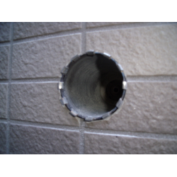 外壁のタイルに丸く穴あけ工事！の画像2