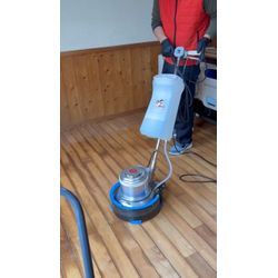 ご家庭の床をぴかぴかつるんと復活！床剥離作業の画像2