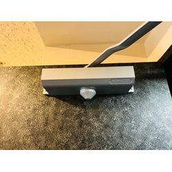 品川区で玄関のドアクローザーを交換しましたの画像3