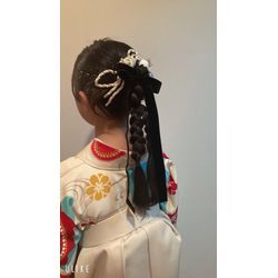 小学校卒業式袴「カチモリヘア・カチモリ編みおろし」でお揃いに　袴結びはみんなと違う　特別に可愛い花結びで　お作りしましたの画像2