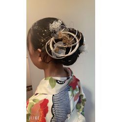 小学校卒業式袴「カチモリヘア・カチモリ編みおろし」でお揃いに　袴結びはみんなと違う　特別に可愛い花結びで　お作りしましたの画像3