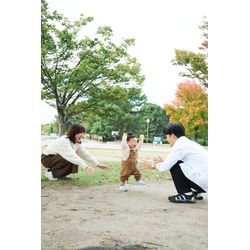 【服部緑地公園での1歳のお誕生日の撮影】最初は緊張気味でしたがすっかりニコニコになってくれました！の画像1