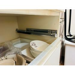 目黒区でキッチン収納のレール交換を行いましたの画像2