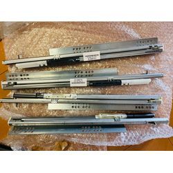 江戸川区でキッチン収納の補修（レール交換）を行いました。の画像2