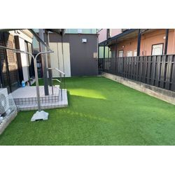 見た目スッキリ！中庭が明るくなる人工芝施工の画像1