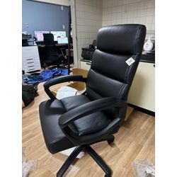 ニトリのコンパクトデスクとビジネスチェアの組み立ての画像1