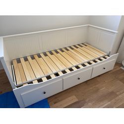 イケア:お洒落なヘムネスベッドの組み立ての画像3