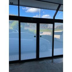 神奈川県横浜市神奈川区の企業様事務所に目隠しフィルムを施工させていただきました。の画像2