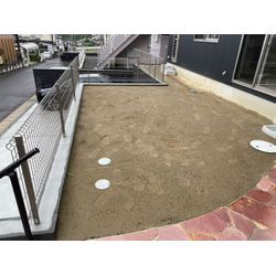 砂利から人工芝へ。お手入れ不要の快適なお庭に変身！」の画像2