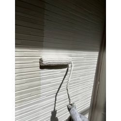 茅ヶ崎市で水性無機塗料の断熱・遮熱塗装｜ランデックスコートP-8000 中塗り施工中の画像2