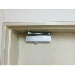 世田谷区の施設でドアクローザーの交換を行いましたの画像1