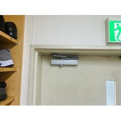 世田谷区の施設でドアクローザーの交換を行いましたの画像2