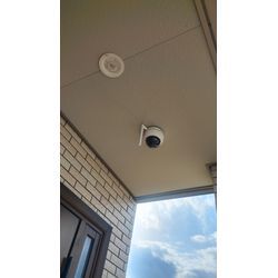 玄関ポーチに防犯カメラ設置、天井裏に配線の画像1