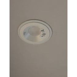 玄関ポーチに防犯カメラ設置、天井裏に配線の画像2