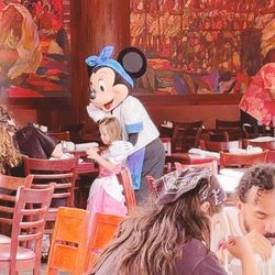 ディズニーに“何を着ていく？”大人のテーマパークコーデ作ります💙の画像2