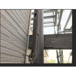 外壁リフォームに伴い地面に近い雨樋の交換を行いましたの画像2