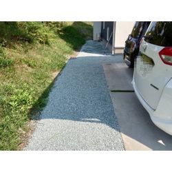 砕石敷きでスッキリ明るい駐車スペースへ！の画像2