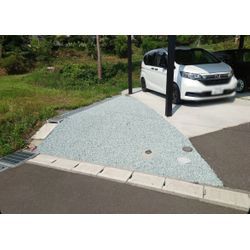 砕石敷きでスッキリ明るい駐車スペースへ！の画像1