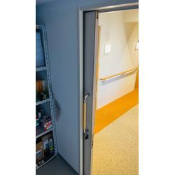 世田谷区の施設で引戸の吊車交換を行いましたの画像3