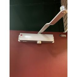 目黒区でドアクローザーの交換を行いました。の画像1