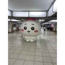 池袋駅に大きなちいかわが、、、、の画像1