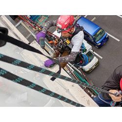 ロープアクセス工法にて看板のLED化工事の画像1