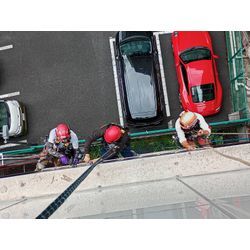 ロープアクセス工法にて看板のLED化工事の画像2