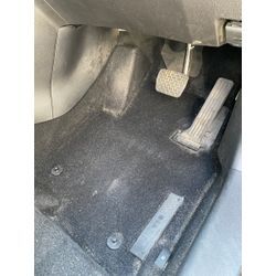 運転席足元汚れてませんか？の画像1