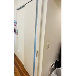 世田谷区で引戸（吊り扉）の吊り車が破損してしまったので交換を行いました。の画像1