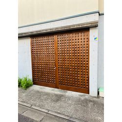 杉並区で製作したガレージ扉の塗装を行いました。の画像1