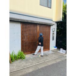 杉並区で製作したガレージ扉の塗装を行いました。の画像2