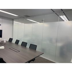 日本橋の企業様のお窓に目隠しフィルムを施工させていただきましたの画像1