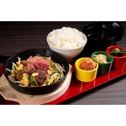白飯を誘う、艶やかな火入れ──「牛タンコロステーキ定食」の美しき重奏の画像1