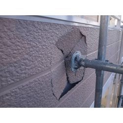 施工実例　アパート 2階部分 外壁 窯業系サイディング 割れ幅42cm 高さ46cmの画像1