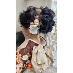 結婚式お呼ばれヘアで迷ったら♡人気の上品カールアップをご紹介の画像2