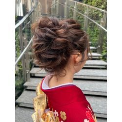 結婚式お呼ばれヘアで迷ったら♡人気の上品カールアップをご紹介の画像1