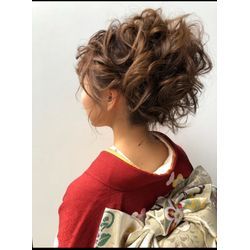 結婚式お呼ばれヘアで迷ったら♡人気の上品カールアップをご紹介の画像3
