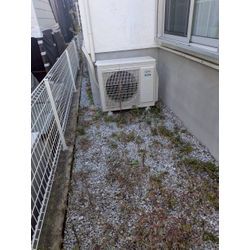 神奈川県平塚市にて砂利の草取りを行いましたの画像1