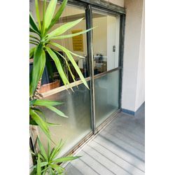 港区のテナントビルで掃き出し窓の戸車交換を行いましたの画像1