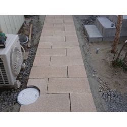 下地から丁寧に仕上げた平板アプローチの画像1