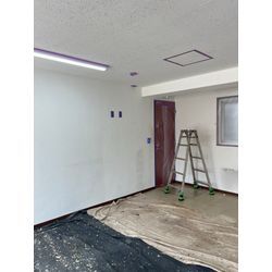 【横浜市西区】店舗の塗装工事を行っています！の画像2