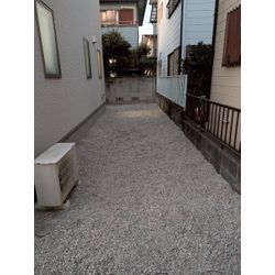 神奈川県横浜市青葉区にて既存の砂利の下にシートを敷きましたの画像2