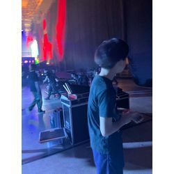 ステージの裏では色々な業者さんが働いております。の画像2