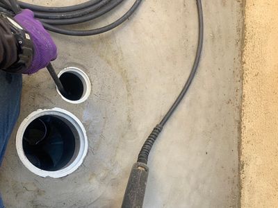 外にある汚水、雨水管洗浄を高圧洗浄機にて洗浄します。