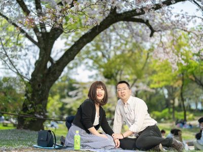 照明機材を使って青空背景に笑顔あふれる撮影をします。